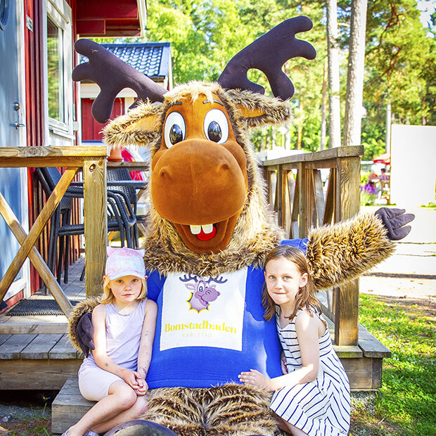 Älgen Swen anordnar lekar och aktiviteter på Bomstadbadens barnvänliga camping.