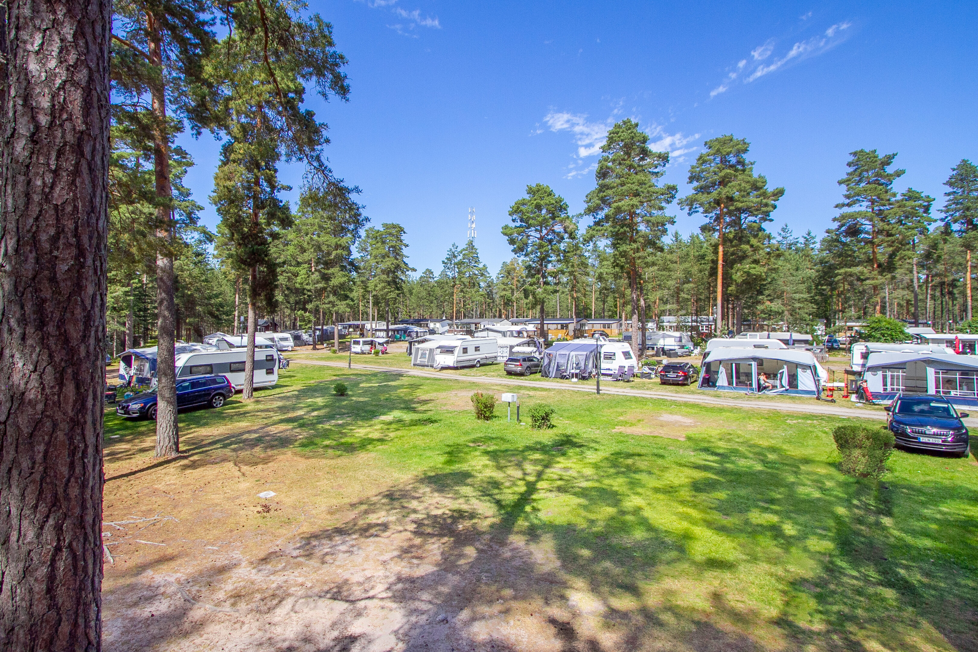 Tältplatser och campingstugor vid Bomstadbadens camping i Värmland. 